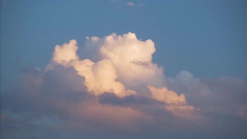 Zeitrafferaufnahmen von sich schnell bewegenden weißen, geschwollenen Cumuluswolken auf blauem, klarem Himmel