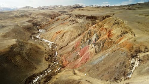 Der Berg hat eine ungewöhnliche rote und orange Farbe im Altai-Gebirge