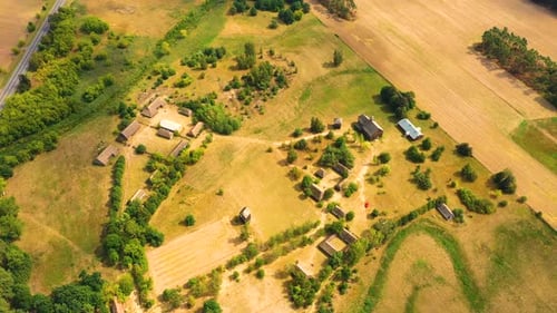 Denkmalpark der Holzarchitektur Maurzyce, antikes Gebäude im Freilichtmuseum. Aerial Lowicz, Polen