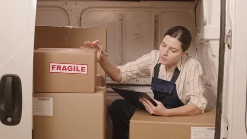 Mulher marcando as caixas antes da partida