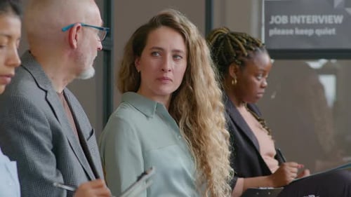 Femme parlant avec un homme en attendant un entretien d'embauche