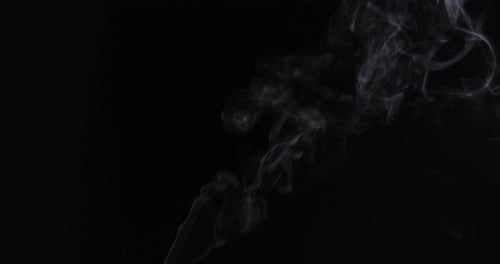 Fumée blanche atmosphérique réaliste sur fond noir. La fumée blanche flottant lentement s'élève.