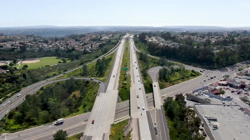 Luftaufnahme der Autobahn, Autobahnstraße mit fahrendem Fahrzeug