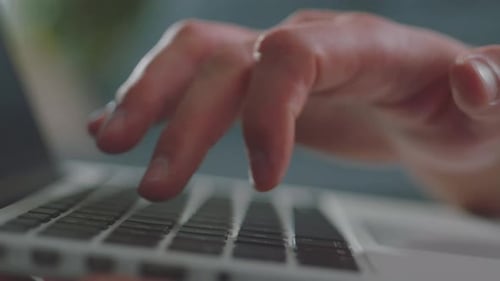 Geschäftsmann tippt auf Laptop