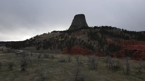 Devil's Tower National Monument in Wyoming. 4K-Drohnen-Videoaufnahme zum Herausziehen.