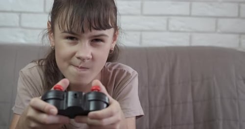 Teenager mit Gamepads