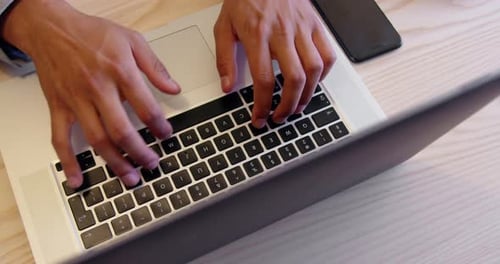 Geschäftsmann benutzt Laptop in einem modernen Büro 4k