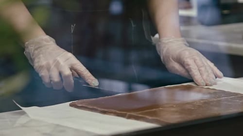 Fudge in Stücke schneiden