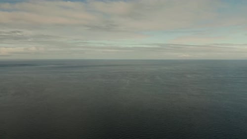 Seelandschaft, blaues Meer, Himmel mit Wolken und Inseln