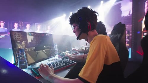 профессиональный киберспортсмен за компьютером в напряженной игре крупным планом