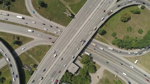 Von oben nach unten Luftaufnahme der Straßenkreuzung mit Autoverkehr in einer Stadt. 08