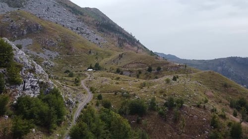 Schmale Straße, die sich hoch in die Berge erstreckt