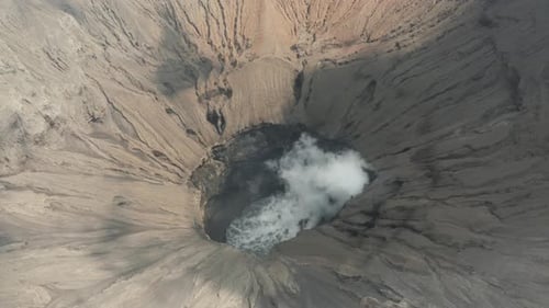 Vista aérea desde un Zumbido del gas volcánico y el vapor de un volcán activo
