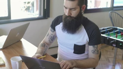 Hombre usando laptop