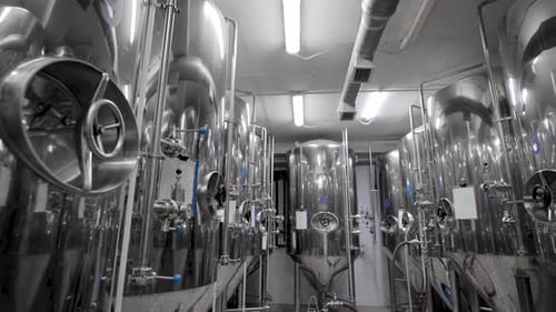 Zeitlupe von in einer Brauerei ausgerichteten Behältern