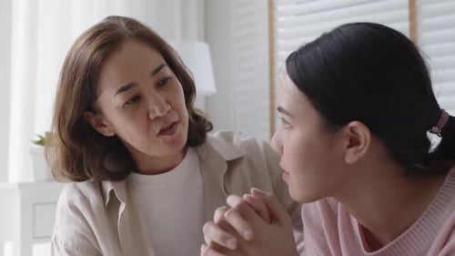 Asiatische Familie junge Frau Problem Empathie tröstet Gespräch über psychische Gesundheit.