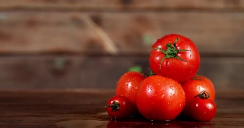 Ein Bündel reifer Tomaten rotiert langsam