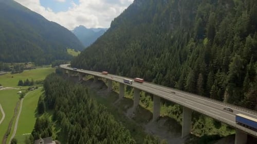 Malerischer Blick auf eine Autobahn neben einem Berg mit Autos, die durch die Kurve fahren