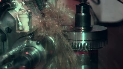 Processamento industrial de discos metálicos.