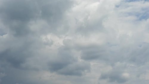 Time-lapse des formations nuageuses. Timelapse des nuages de printemps. Ciel bleu