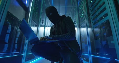 Anonymer Hacker bricht in das Serversystem ein