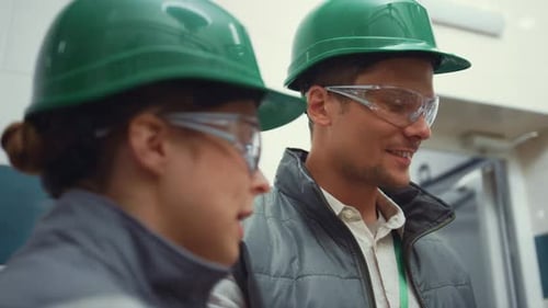Superviseurs d'installations inspectant la fabrication en gros plan