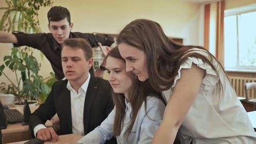 High School Students are Puzzled By the Task at the Computer