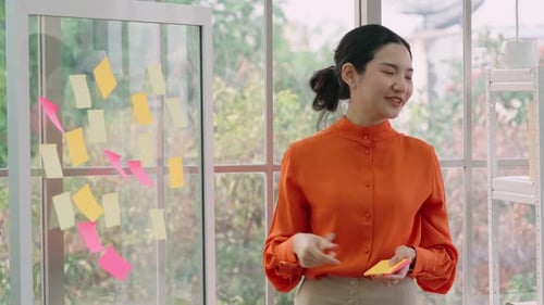 Empresários trabalham no conselho de planejamento de projetos