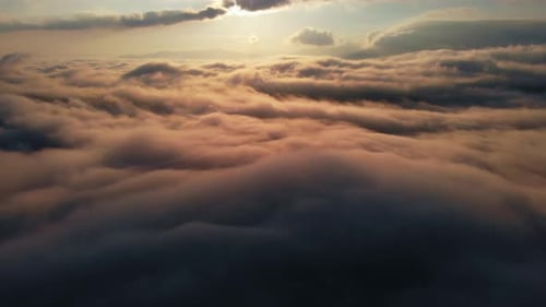 Luftaufnahme: Flug über Amazing Fluffy Clouds zur Morgenzeit.