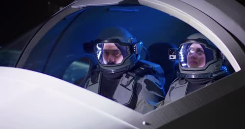 Männliche und weibliche Astronauten navigieren im Raumschiff