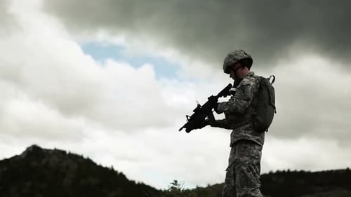 Plan bas d'un soldat tirant un lance-grenades de 40 mm alors qu'il était debout.