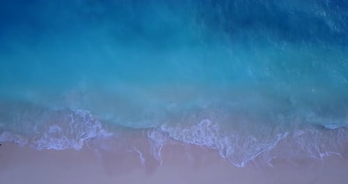 Luxus-Lufttourismusaufnahme eines weißen Sandparadiesstrandes und Blue-Ocean-Hintergrunds in bester Qualität