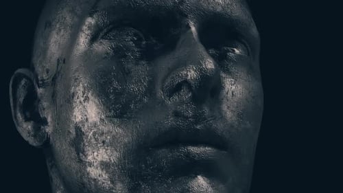 Metallisch grungy geformtes Männergesicht in dunklem Hintergrund
