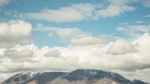 Zeitraffer der Wolken über dem Berggipfel