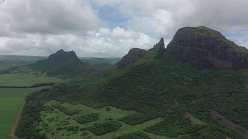 Von oben bis unten die Gipfel der Berge und des Dschungels von Mauritius fotografieren, der Himmel in Wolken