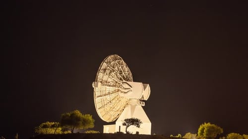 Satellite et étoiles se déplaçant la nuit
