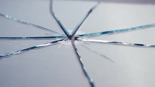 Glas liegt auf dem Tisch, zerbrochen in Stücke. Nahaufnahme