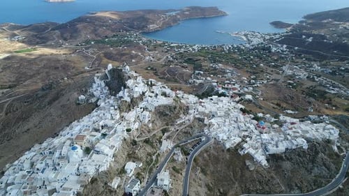 L'île de Serifos dans les Cyclades en Grèce vue du ciel