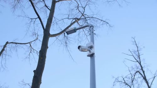 Cámara de vigilancia instalada en el poste de farola de la ciudad