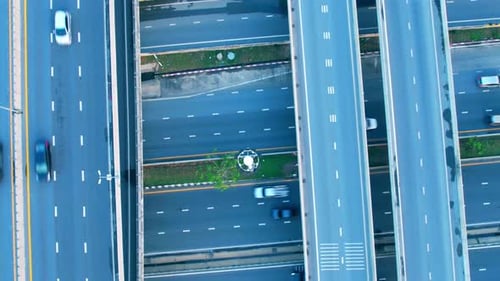 4K : Prise de vue aérienne par Drone hyperlapse d'une route autoroutière en mouvement rapide.