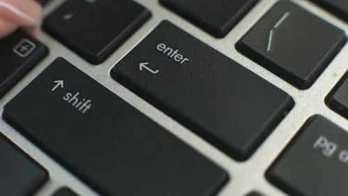 Mano femenina presionando el botón Enter en el teclado del portátil, entrada de datos, acceso seguro