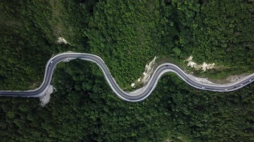 Estrada sinuosa de montanha em Zig Zag