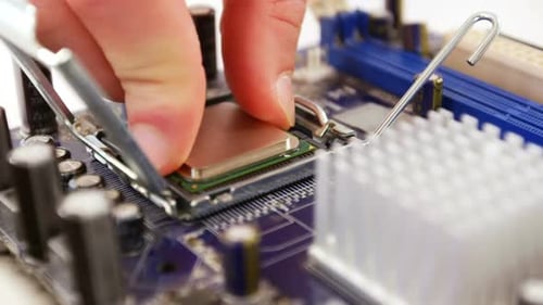 Technicien réparant la puce sur la