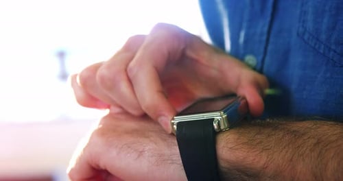 Geschäftsführer passt Smartwatch an
