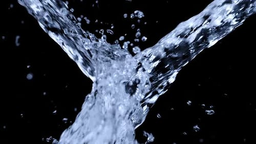 Zeitlupe fliegender Trinkwasserspritzer isoliert auf schwarzem Hintergrund