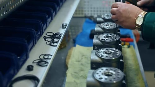 Arbeiter stanzt Löcher in Metalleinheit. Werksarbeiter bei der Arbeit mit Metallbarren