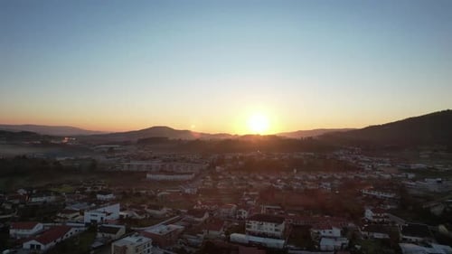 Ländliche Landschaft mit hellen Abendsonnenstrahlen