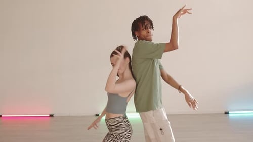 Artistas de estilo libre bailando en el estudio