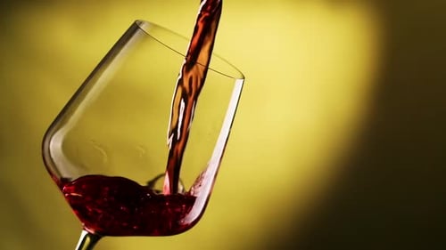 Rotwein bildet eine schöne Welle