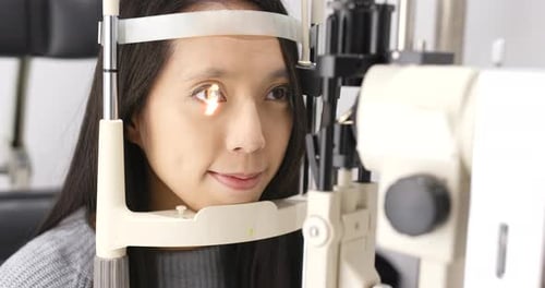 Junge asiatische Frau macht Sehtest